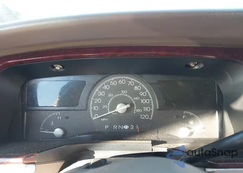 2003 Lincoln Town Car Signature из США, поврежденный, VIN 1LNHM82W83Y653121